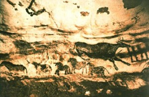 Pinturas rupestres prehistóricas de las cuevas de Lascaux (Francia): datan del 13.000 a.C. y fueron realizadas con pigmentos rojos y ocres soplados a través de huesos huecos sobre la roca, o aplicados con juncos o ramas aplastadas después de mezclarlos con grasa animal. El trazo y la utilización de los colores demuestran un grado de inteligencia nada común.